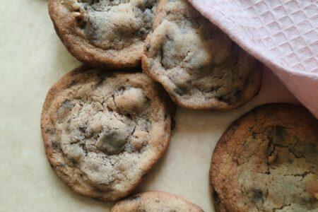 Vastapaistettuja amerikkalaistyylisiä suklaapähkinäcookieita