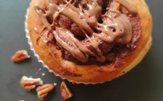Suklaalevitteellä ja pekaanipähkinöillä täytetty pulla