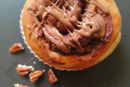 Suklaalevitteellä ja pekaanipähkinöillä täytetty pulla