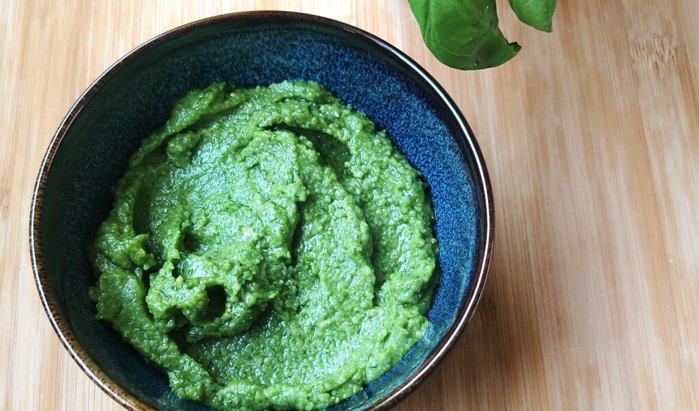Itse tehty basilikapesto cashewpähkinöistä ja Grana Padanosta – vihreä, pehmeärakenteinen kastike pastaan, leivälle tai salaatteihin.