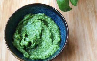 Itse tehty basilikapesto cashewpähkinöistä ja Grana Padanosta – vihreä, pehmeärakenteinen kastike pastaan, leivälle tai salaatteihin.
