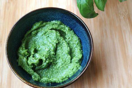 Itse tehty basilikapesto cashewpähkinöistä ja Grana Padanosta – vihreä, pehmeärakenteinen kastike pastaan, leivälle tai salaatteihin.