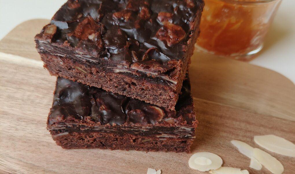 suklaatoscapiirakan paloja tarjolla appelsiinimarmeladin ja mantelilastujen kanssa