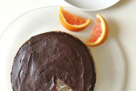 Vegaaninen appelsiini-suklaakakku