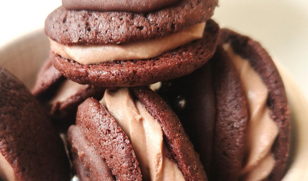 whoopie-leivos mokkapalakuorrutteella ja mokkavaahdolla