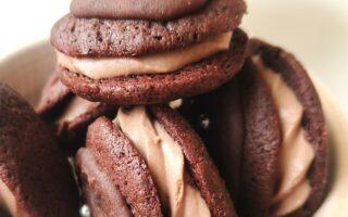 whoopie-leivos mokkapalakuorrutteella ja mokkavaahdolla