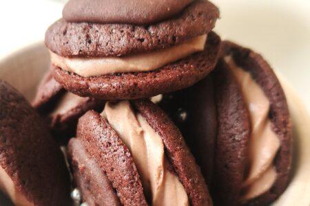 whoopie-leivos mokkapalakuorrutteella ja mokkavaahdolla